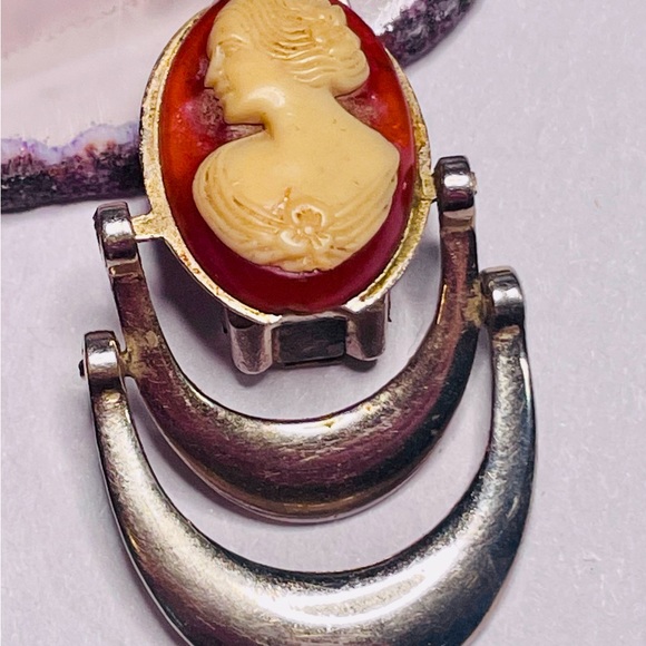 Unique Vtg plastic molded cameo clip on MCM style earrings (1.5x1”) - Picture 3 of 7